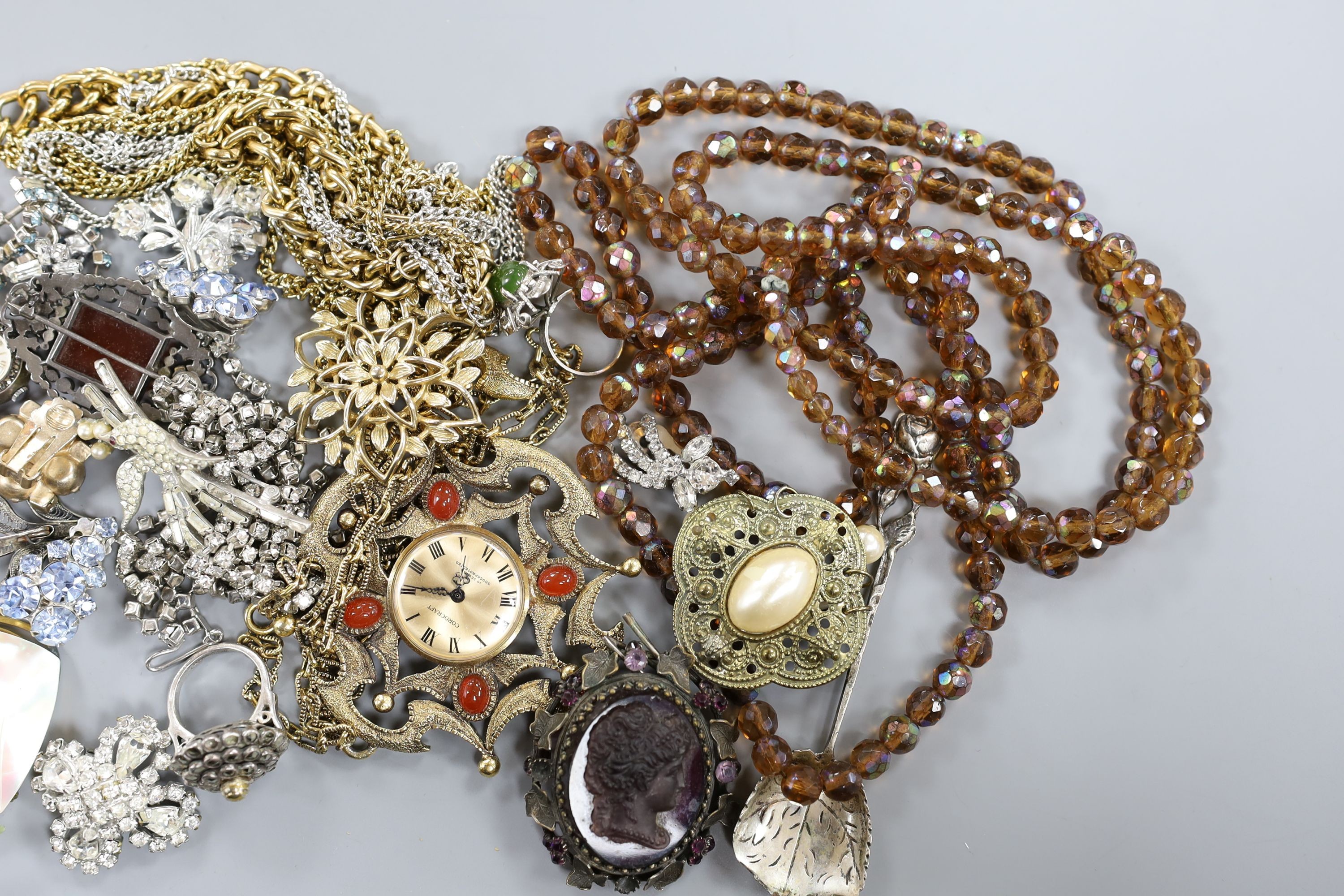 Assorted costume jewellery, including paste set brooches, necklace and earrings, Art Deco white metal brooch, etc.